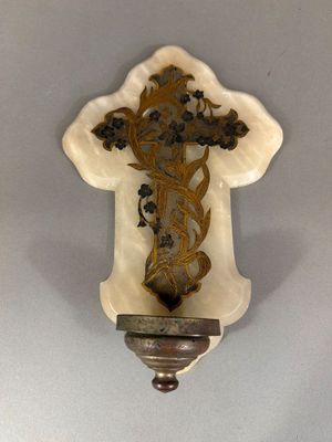 une image représentant une croix accrochée au mur