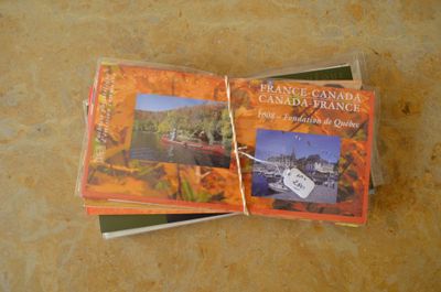 deux livres posés sur une table, avec une image de bateau en arrière-plan