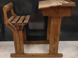un petit bureau en bois et une chaise en bois dans une pièce