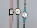 trois montres différentes posées les unes à côté des autres sur une table