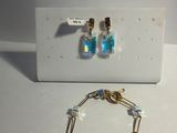 ensemble bracelet et boucles d'oreilles avec des perles de verre bleues et une chaîne dorée