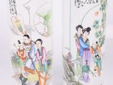 une paire de vases décorés de caractères asiatiques, posés sur une table