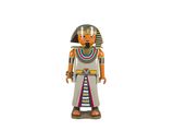 une figurine égyptienne représentant un homme portant un chapeau et une robe