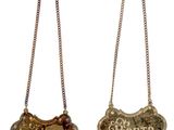 deux colliers en or portant des inscriptions, suspendus à une chaîne