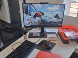 un bureau sur lequel se trouvent un ordinateur, un clavier, une souris et d'autres objets