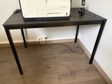 une imprimante posée sur une table noire