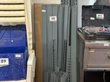 une pile de cartons et une chaise dans une pièce