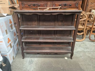 une étagère en bois surmontée d'un miroir