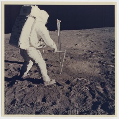 une vieille photo en noir et blanc d'un astronaute sur la Lune