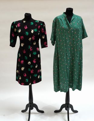 deux robes sur un mannequin, posées sur un fond blanc