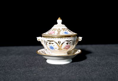 Bouillon couvert et son support en porcelaine blanche à déco…