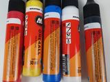 quatre couleurs différentes de peinture acrylique superposées les unes sur les autres