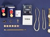 de nombreux articles, notamment une montre, des bracelets et d'autres objets