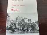 un livre posé sur une table à côté d'une tasse de café