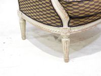 Bergère à oreilles en bois mouluré, sculpté et laqué blanc, … (photo 6)