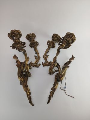 Grande paire d'appliques feuillagées en bronze.