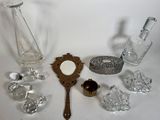 beaucoup d'objets en verre qui se trouvent sur la table
