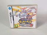 un gros plan sur un boîtier de jeu Nintendo Wii sur lequel figure un personnage de Pokémon