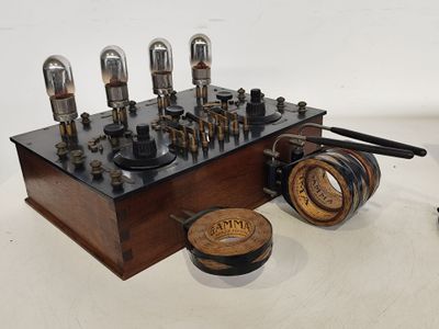 une boîte en bois contenant tout un tas d'appareils électroniques d'antan