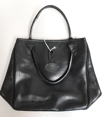 gros plan d'un sac à main noir sur fond blanc