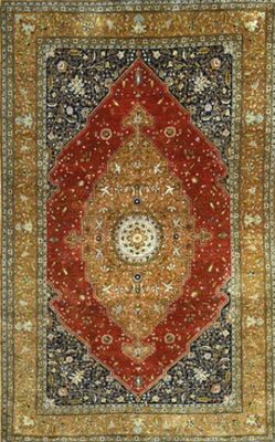 un tapis rouge, bleu et doré orné d'un motif en losanges