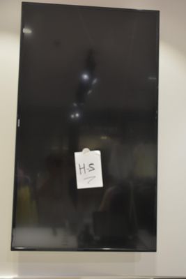 quelqu'un prend une photo d'une photo d'une personne dans le miroir