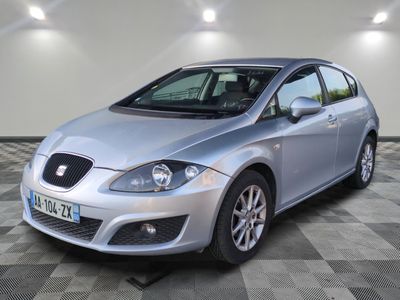 la voiture argentée est garée sur un sol en damier dans le garage