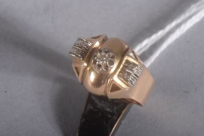l'image d'une bague ornée de diamants