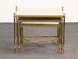une paire de tables d'appoint en laiton et marbre