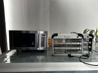 un micro-ondes et un grille-pain posés sur un plan de travail