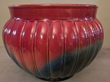 un vase rouge et noir posé sur une table