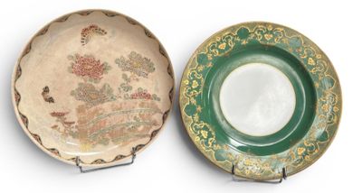 deux assiettes vertes et dorées ornées de motifs sur un fond blanc