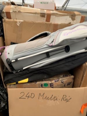 une pile de bagages posée dans un carton