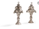 paire de bougeoirs plaqués argent ornés de figures