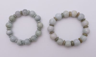 deux bracelets composés de perles blanches et grises sur un fond blanc