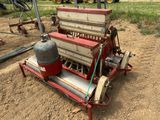 une machine posée à même le sol, dans la terre