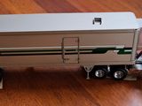 un camion miniature posé sur un plancher en bois