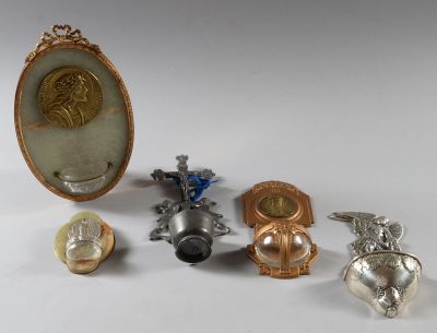 de nombreux objets en argent et en or posés sur un fond blanc