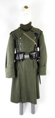 uniforme d'un soldat armé, posé sur un présentoir pour mannequin
