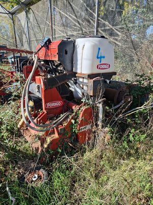une petite machine posée dans l'herbe