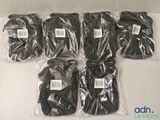 six paires de gants noirs sont emballées dans des sacs en plastique, posées sur une surface blanche