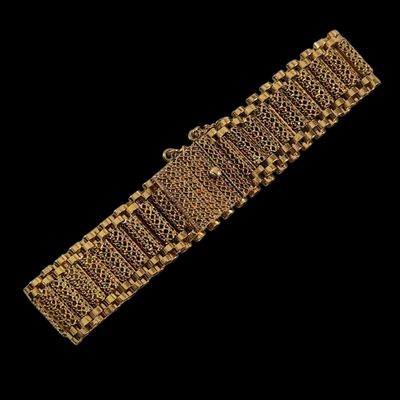un bracelet en or sur fond noir