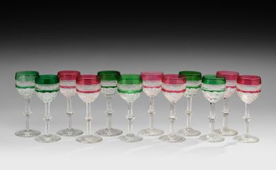 un lot de six verres à vin empilés les uns sur les autres