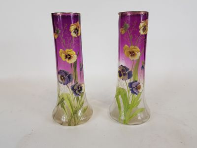 Paire de vases en verre émaillé à décor de pensées sur fond …