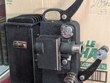 une vieille caméra posée sur une table, à côté d'une boîte