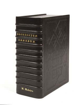 une image représentant un livre noir orné de lettres dorées