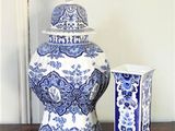un vase bleu et blanc et un vase bleu et blanc posés sur une table