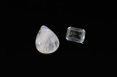 deux morceaux de quartz blanc sur fond noir