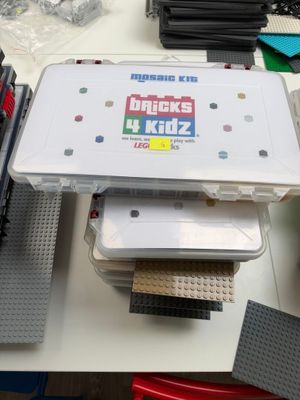 une table sur laquelle se trouvent des Lego et d'autres Lego