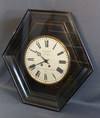 une horloge avec des chiffres romains sur le cadran